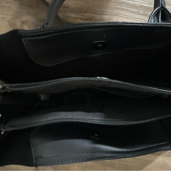 Almost Like New: Elegant Black Women's Handbag With Straps - Picture 5 of 6